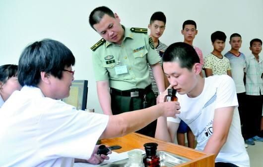 男兵體檢的尷尬圖，理解與尊重的重要性，男兵體檢中的尊重與理解的必要性，尷尬瞬間的思考