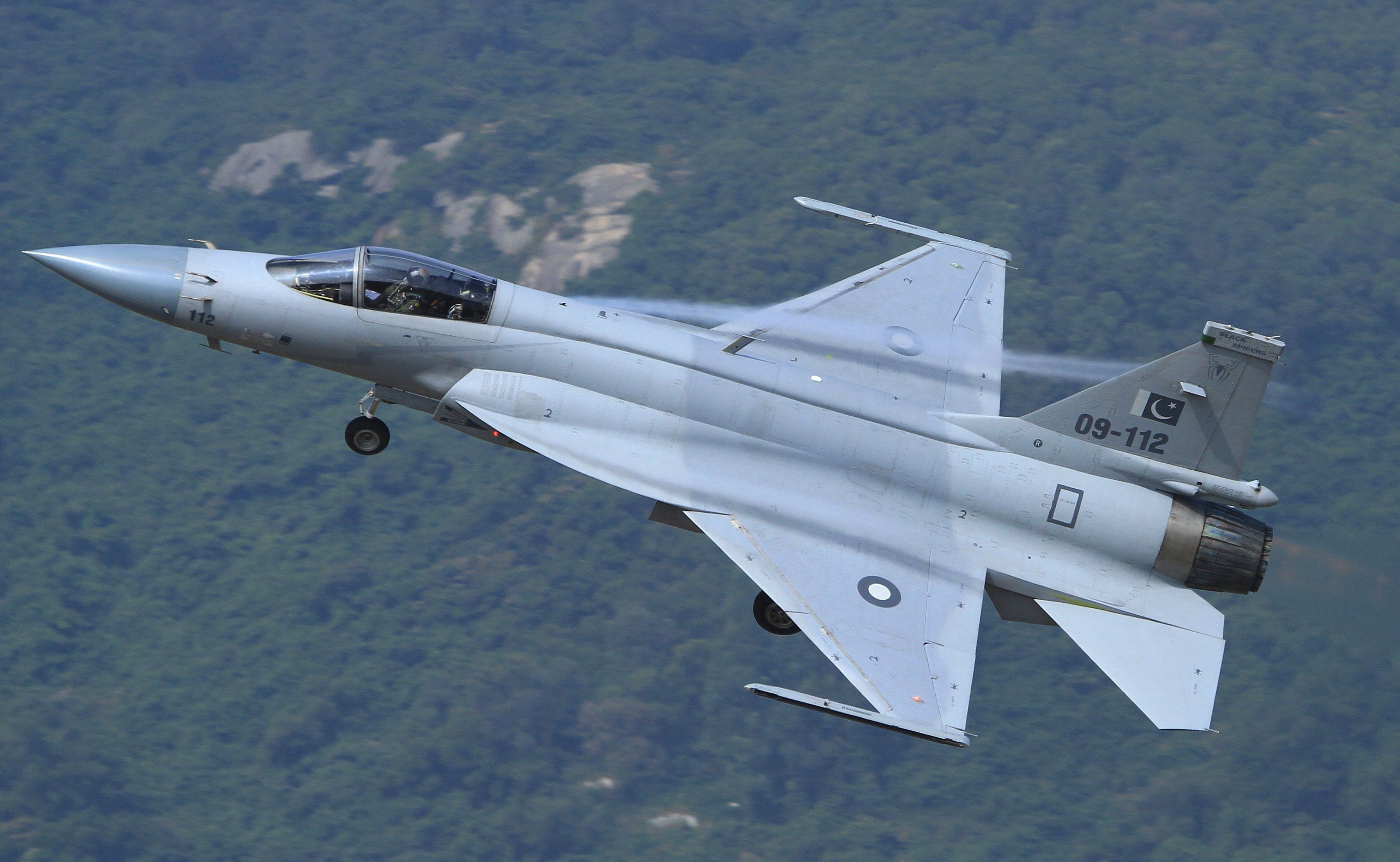 梟龍戰(zhàn)斗機(jī)圖片，展現(xiàn)中國(guó)空軍力量的驕傲，梟龍戰(zhàn)斗機(jī)風(fēng)采，中國(guó)空軍力量的驕傲圖片展示