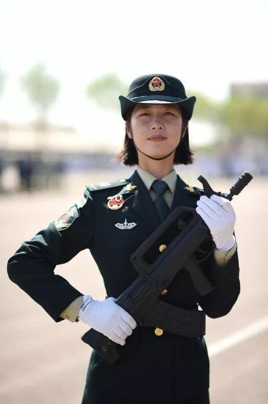國慶閱兵最美女兵，榮光背后的堅韌與毅力