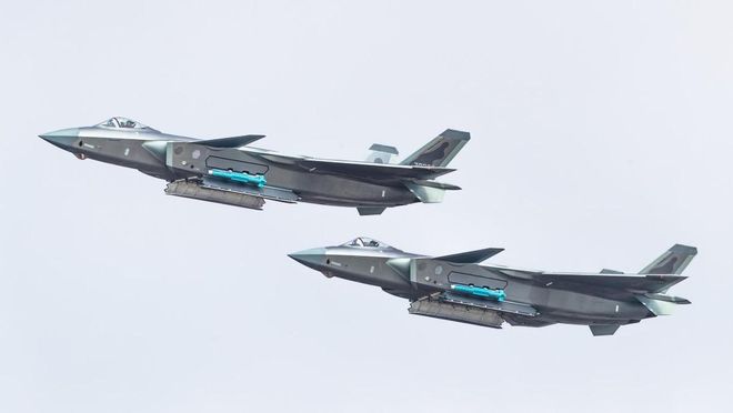 揭秘殲-20圖片，中國五代戰(zhàn)機的卓越風(fēng)采，揭秘殲-20五代戰(zhàn)機卓越風(fēng)采，戰(zhàn)機實拍圖展示中國力量