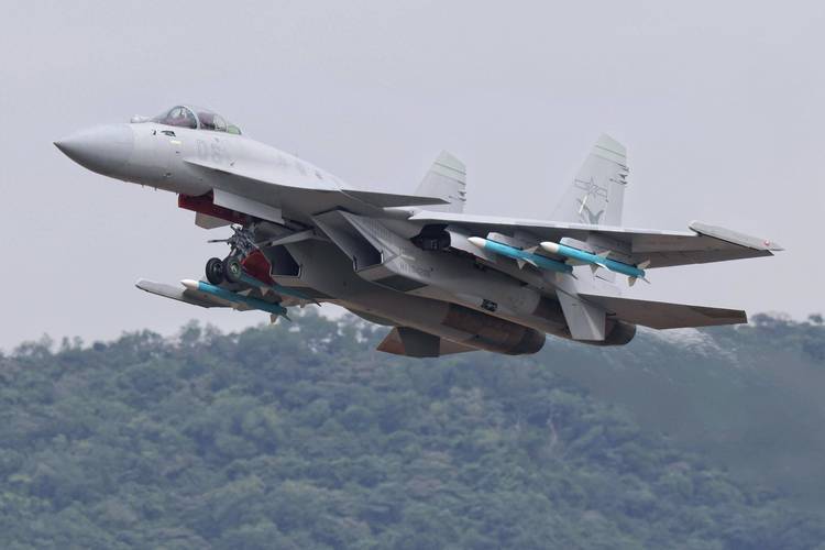殲-15T，新一代艦載戰(zhàn)斗機的優(yōu)勢與挑戰(zhàn)，殲-15T新一代艦載戰(zhàn)斗機的優(yōu)勢與挑戰(zhàn)解析