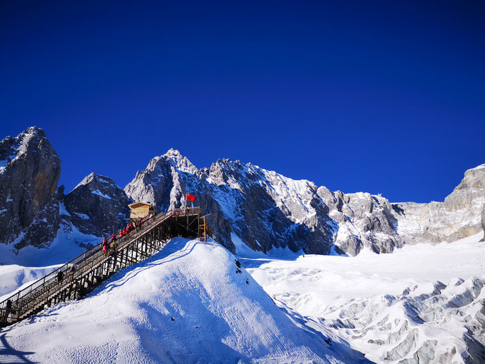 玉龍雪山簡(jiǎn)介——探尋云南的壯麗奇景，玉龍雪山簡(jiǎn)介，探尋云南壯麗奇景之旅