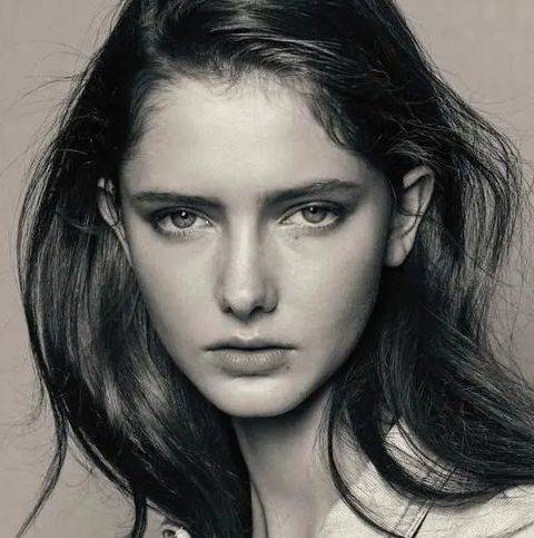 素顏?zhàn)蠲赖呐耍匀恢赖莫?dú)特魅力，素顏之美，自然之魅力的獨(dú)特展現(xiàn)