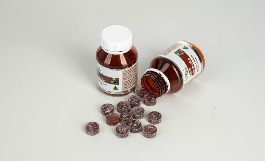 感覺(jué)喉嚨壁上粘了東西，原因、處理方法與預(yù)防建議，喉嚨不適解析，粘物感、成因、應(yīng)對(duì)及預(yù)防建議